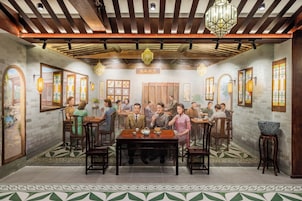 Un comedor de estilo tradicional con mesas y sillas de madera, faroles decorativos y suelo de baldosas.