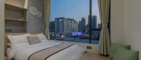 Tatami Queen Room (laser projector+standalone Wi-Fi+English-friendly) | Blackout drapes, soundproofing, free WiFi, bed sheets