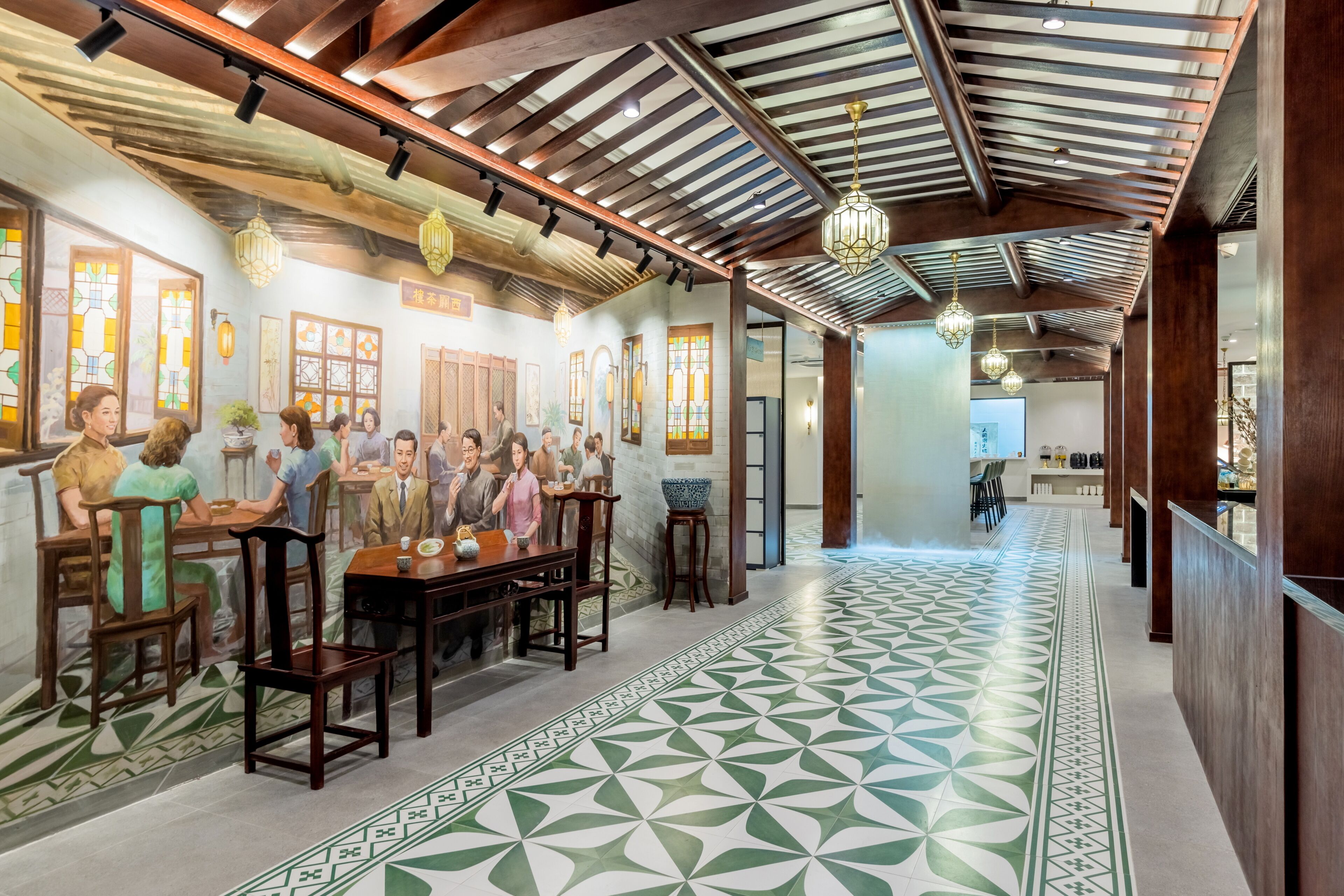 Un restaurante con mesas y sillas de madera, suelo con diseño y faroles colgantes.