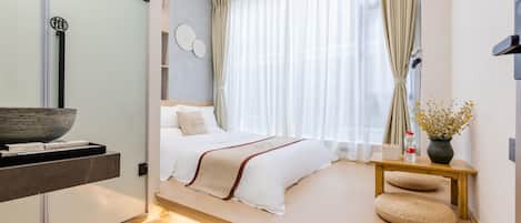 Tatami Queen Room (laser projector+standalone Wi-Fi+English-friendly) | Blackout drapes, soundproofing, free WiFi, bed sheets