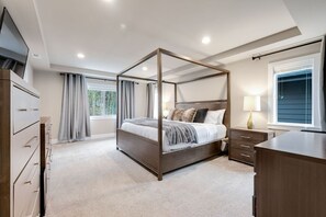 5 bedrooms, desk, iron/ironing board, WiFi