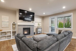 Fernseher, Kamin, Stereoanlage