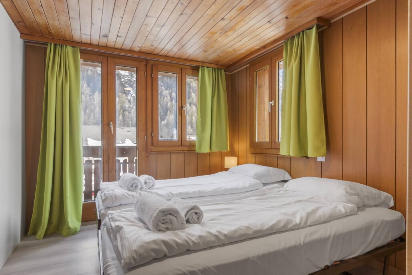 Travel crib, free WiFi, bed sheets