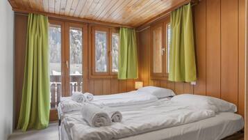 Travel crib, free WiFi, bed sheets