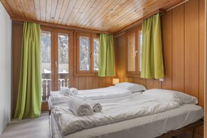 سرير سفر وواي فاي مجانًا وملاءات أسرّة