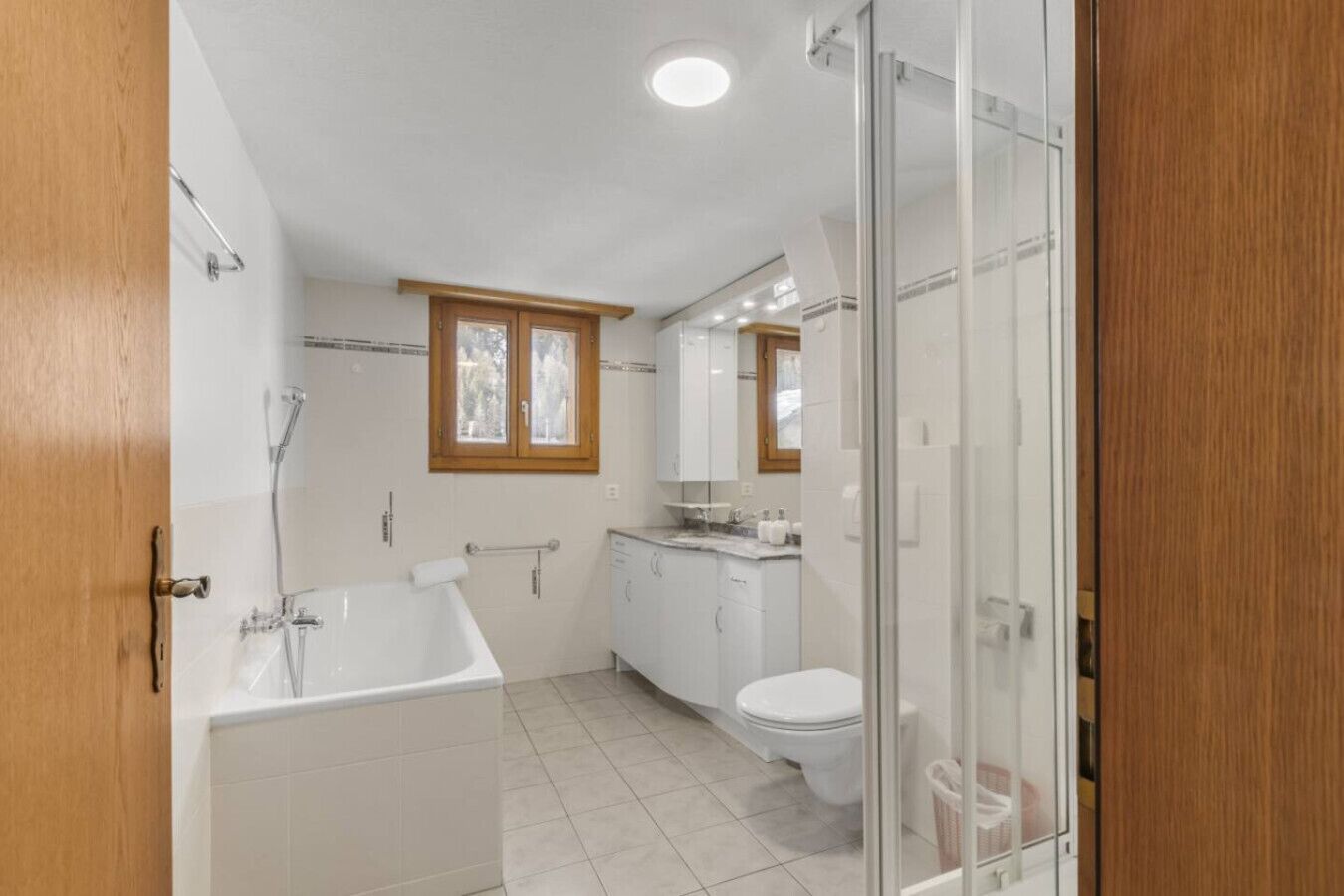 Un bagno moderno con vasca, servizi igienici e zona doccia.