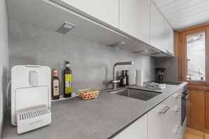 ثلاجة، ميكروويف، فرن، موقد طهي مسطح