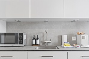 Kjøleskap, mikrobølgeovn, ovn og kokeplater