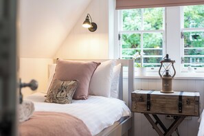 3 Schlafzimmer, Schreibtisch, Bügeleisen/Bügelbrett, Reisekinderbett