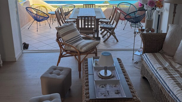 Un amplio salón con vistas a la playa y al océano.