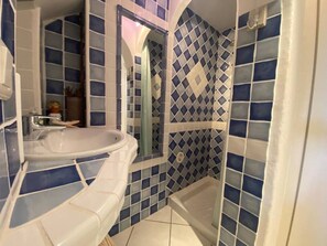 Douche, sĂšche-cheveux, serviettes fournies