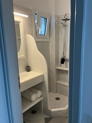 Chuveiro, secador de cabelo, toalhas de banho, papel higiênico