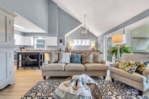 TV, fireplace, offices - Sleeps 24~Waterfront~Dock~Golf Cart~Walk to Beach (Pawleys Island)