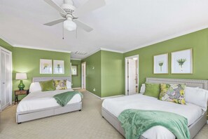 6 habitaciones, escritorio y tabla de planchar con plancha