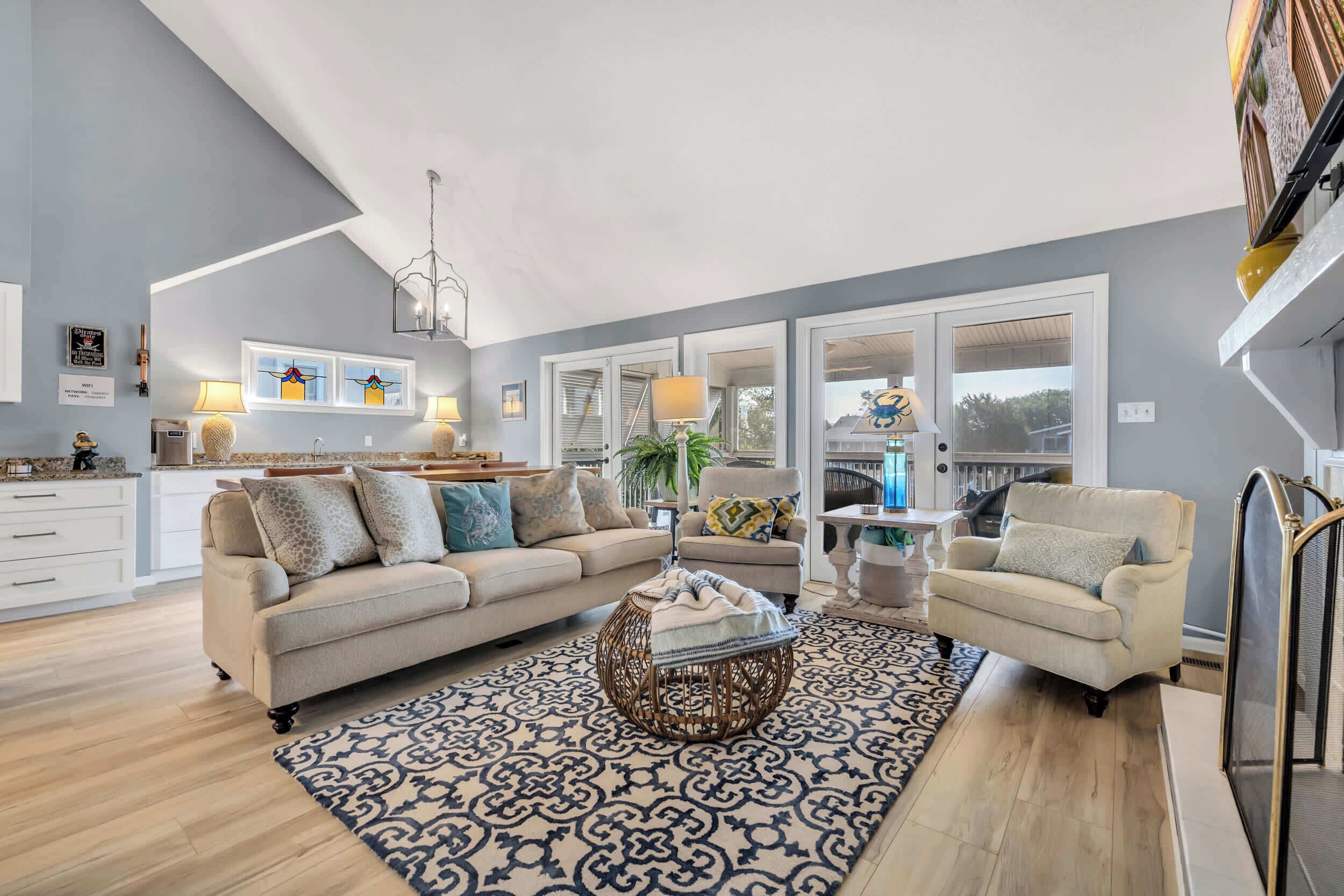 TV, lareira, escritórios