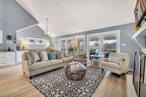 Televisión, chimenea y oficina 