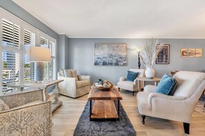 Televisión, chimenea y oficina 