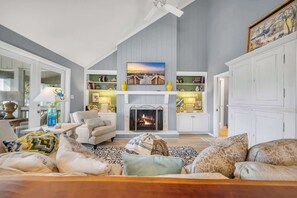 Televisión, chimenea y oficina 