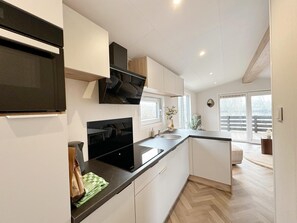 Oppvaskmaskin, brødrister og spisebord