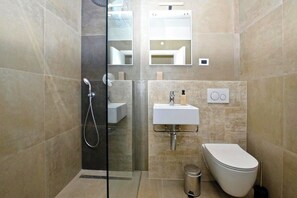 Dusche, Haartrockner, Handtücher