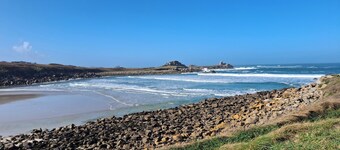 5 minutes from a surfing beach, bright and quiet wooden house