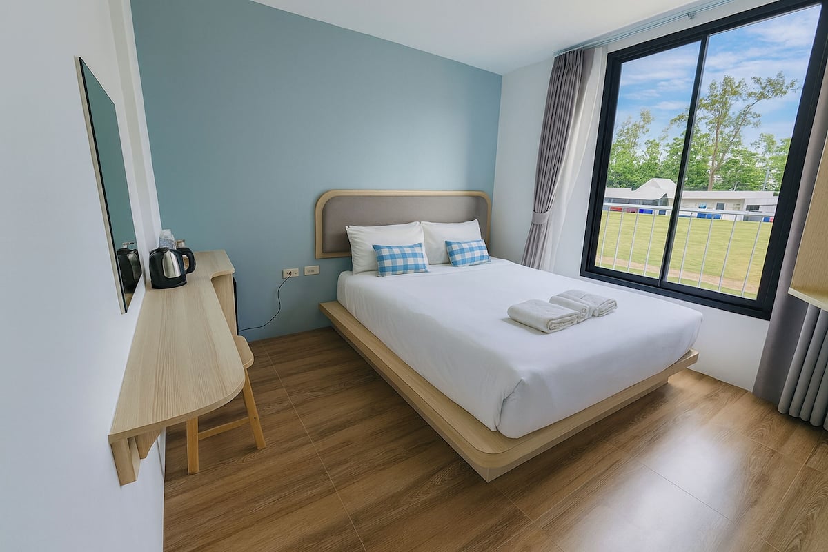 Quarto casal superior | Escrivaninha, Wi-Fi de cortesia, roupa de cama