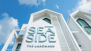 Ein modernes Gebäude mit einem auffälligen Schild, auf dem "SEA SIDE THE LANDMARK" steht.