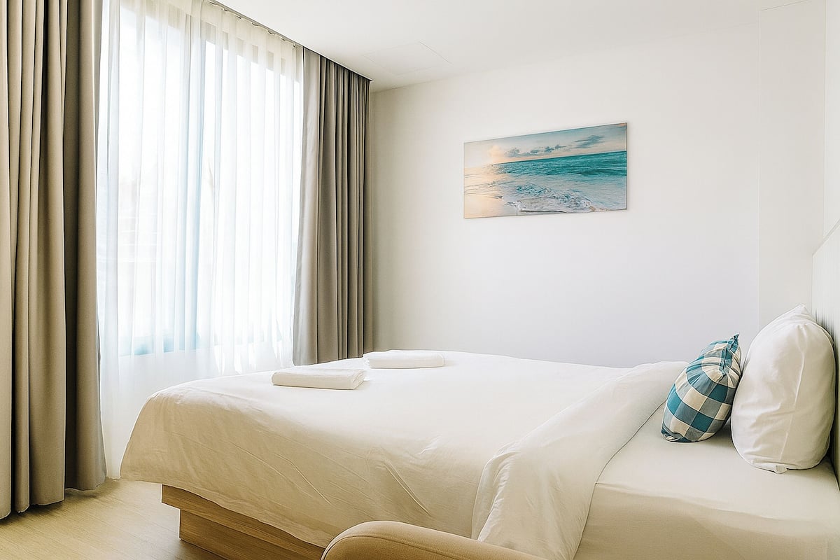 Suíte luxo, vista para o mar | Escrivaninha, Wi-Fi de cortesia, roupa de cama