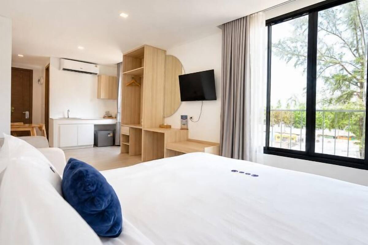 Escritorio, wifi gratis, ropa de cama
