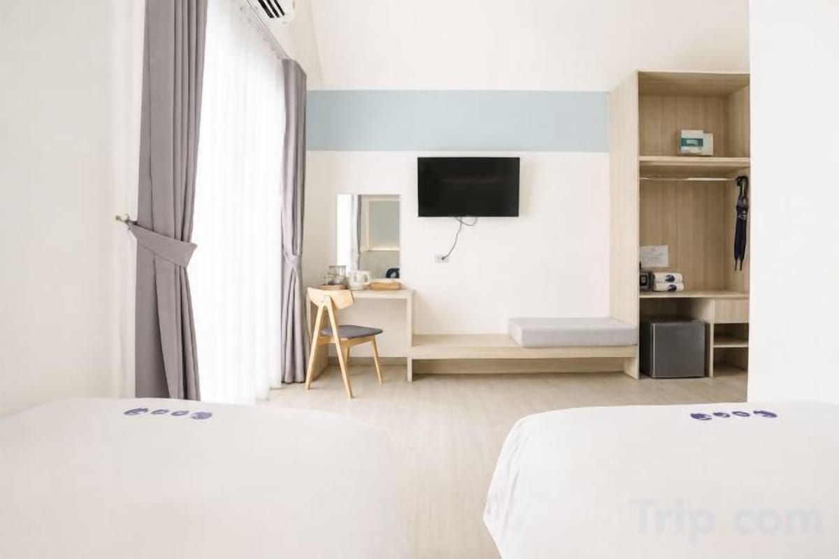 Escritorio, wifi gratis, ropa de cama