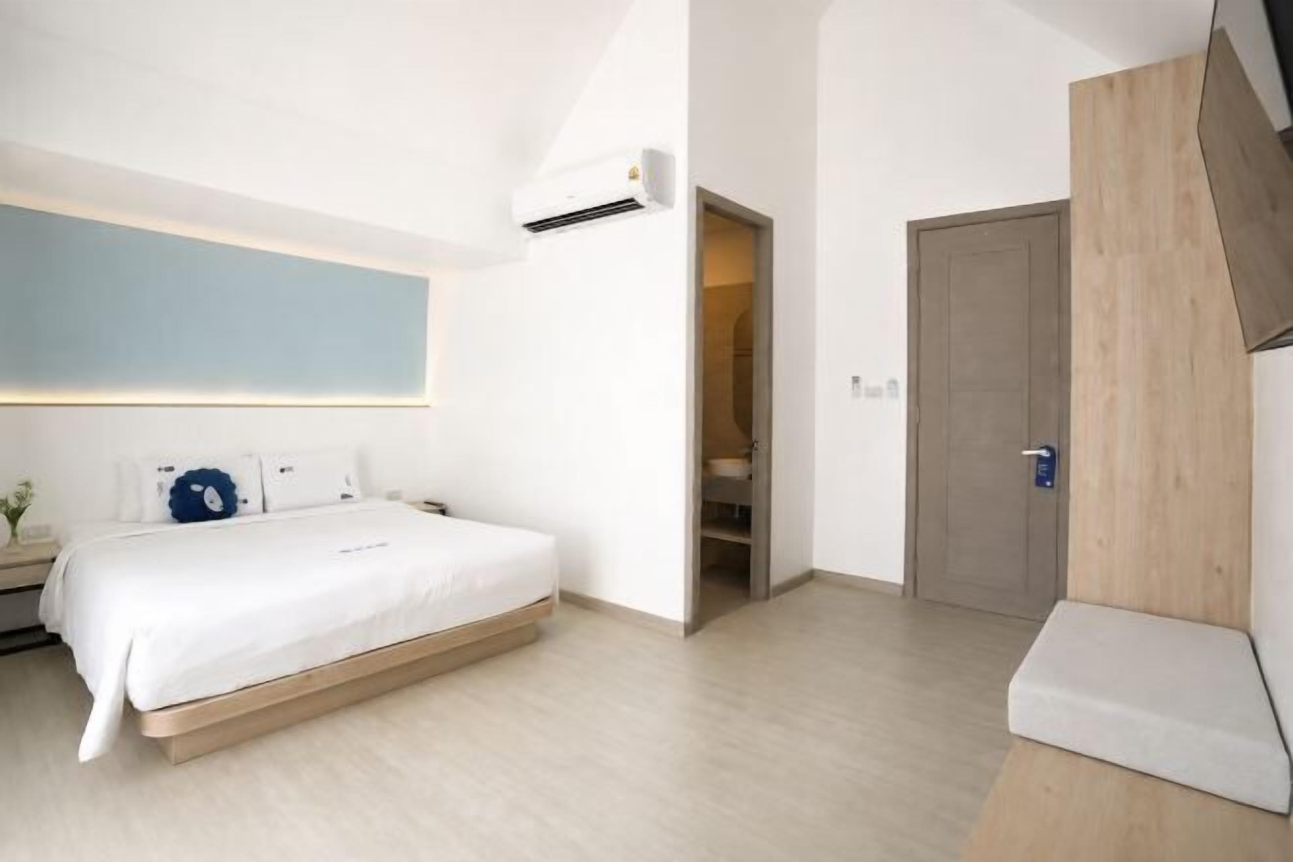 Escritorio, wifi gratis y ropa de cama 
