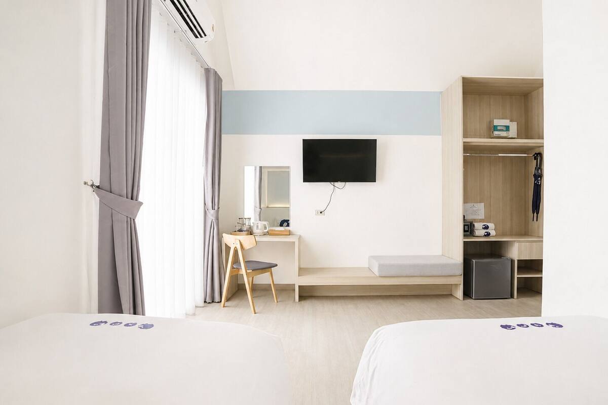Habitación Deluxe con 2 camas individuales | Televisión