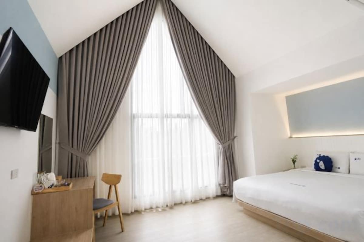 Escritorio, wifi gratis, ropa de cama
