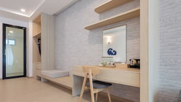 Une chambre moderne avec un bureau, une chaise et un mur en briques blanches.