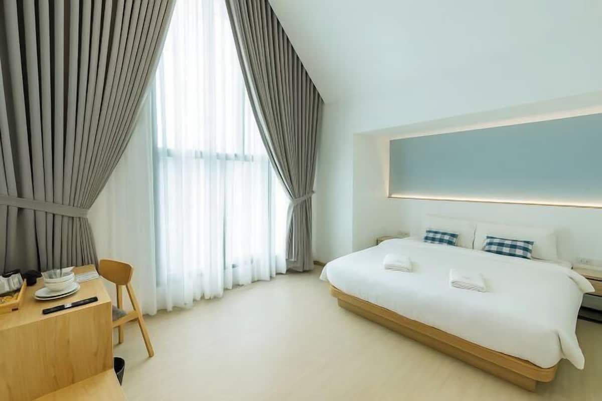 Desk, free WiFi, bed sheets