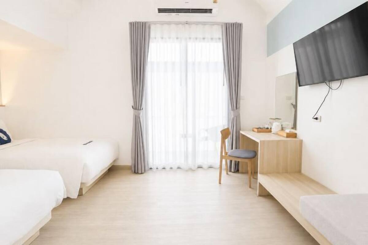 Escritorio, wifi gratis, ropa de cama