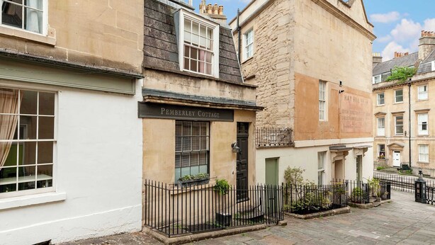 A traditional stone building with a sign reading "Pemberley Cottage." - Luxury Cottage in the Heart of Bath (Bath)