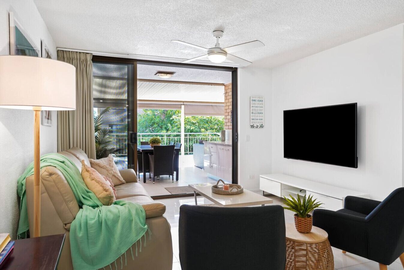 Smart TV, books, stereo