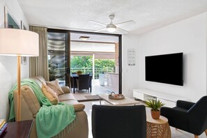 Televisor intel·ligent, llibres i estèreo 