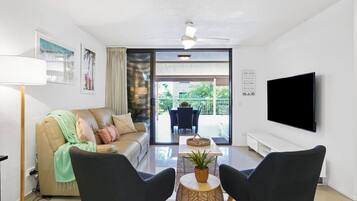 Smart-TV, Bücher, Stereoanlage