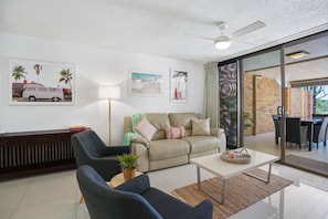 Smart TV, books, stereo - Beachside Oasis-Walk to Alex Beach (Alexandra Headland)