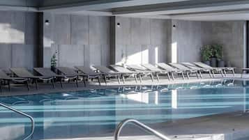 2 binnenzwembaden, 2 buitenzwembaden en ligstoelen