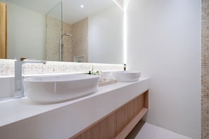 Villa Signature, 3 chambres, non-fumeur, piscine privée | Salle de bain | Douche, douche cascade, séchoir à cheveux, peignoirs