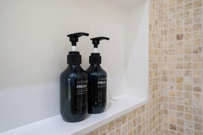 Vila com design assinado, 3 quartos, para não fumantes, piscina particular | Banheiro | Chuveiro, secador de cabelo, chinelos, toalhas de banho