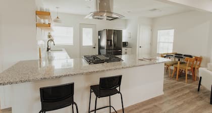 Private Pickleball Court! Lovely 2 Bedroom Home - Minutes to Everything