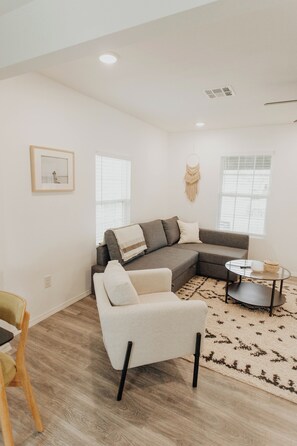 Living area - Private Pickleball Court! Lovely 2 Bedroom Home - Minutes to Everything (Waco)