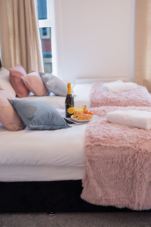 3 bedrooms, iron/ironing board, free WiFi, bed sheets