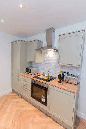 冷蔵庫、電子レンジ、オーブン、コンロ