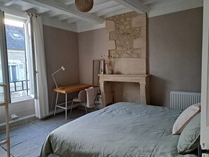 2 bedrooms, iron/ironing board, travel cot, free WiFi