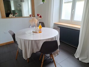 Dining - La Petite Bajocasse, charming town house in downtown Bayeux (Bayeux)